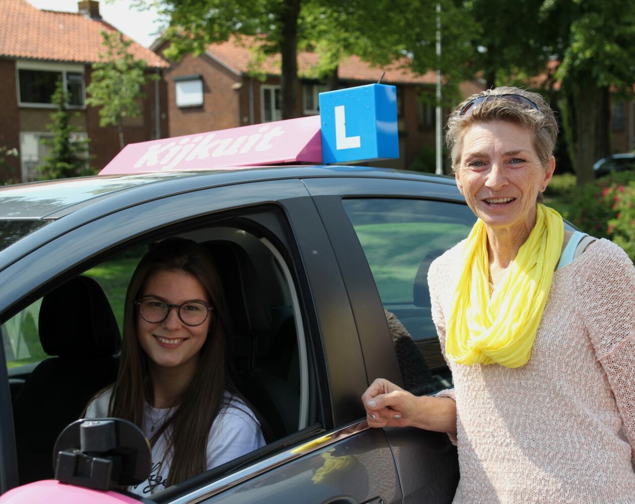 Anita van rijschool Kijkuit met leerling Esther